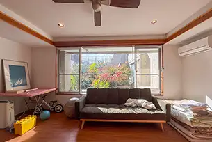 ねんご家高輪邸 2F窓際ソファ