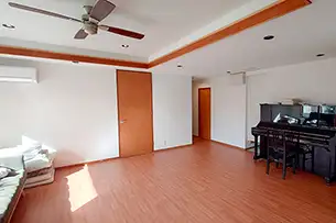 ねんご家高輪邸 2Fリビングにはピアノ