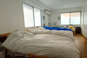 ねんご家高輪邸 3f主寝室には3人並べるベッド