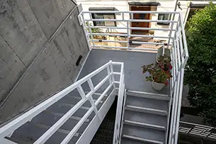 ねんご家高輪邸 3F外階段